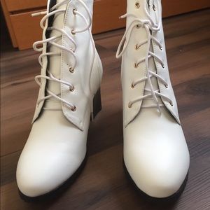 Round toe lace-up ankle boots
